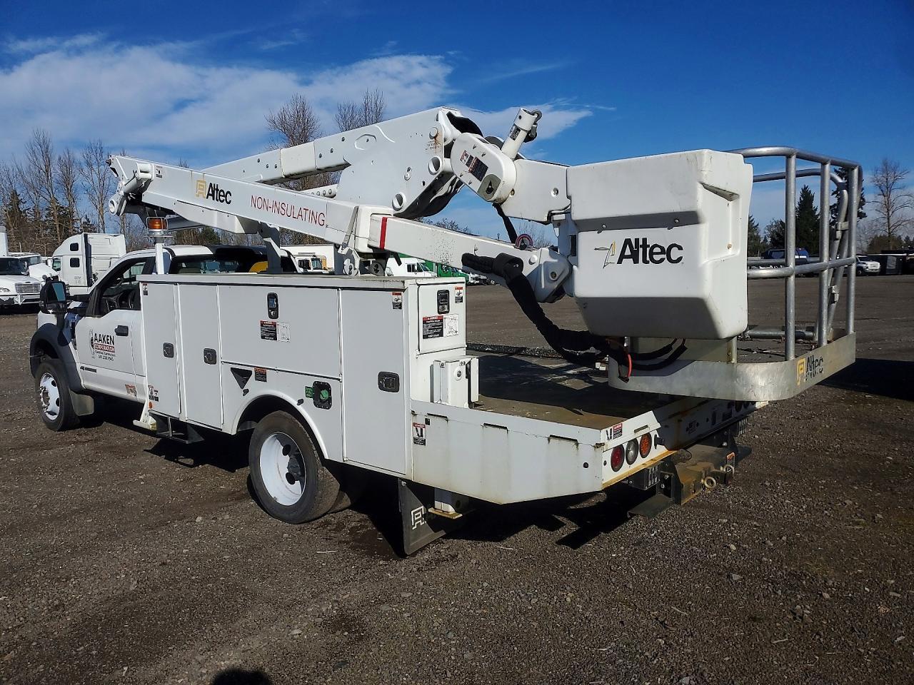 2019 Ford F550 Bucket Truck - Image 2