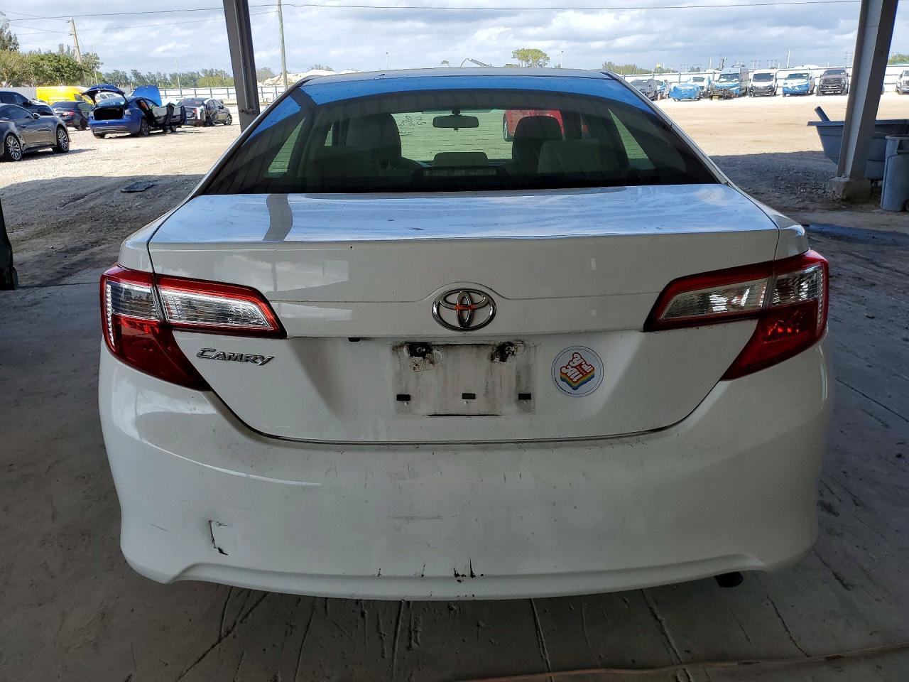 2014 Toyota Camry L - Фото 6