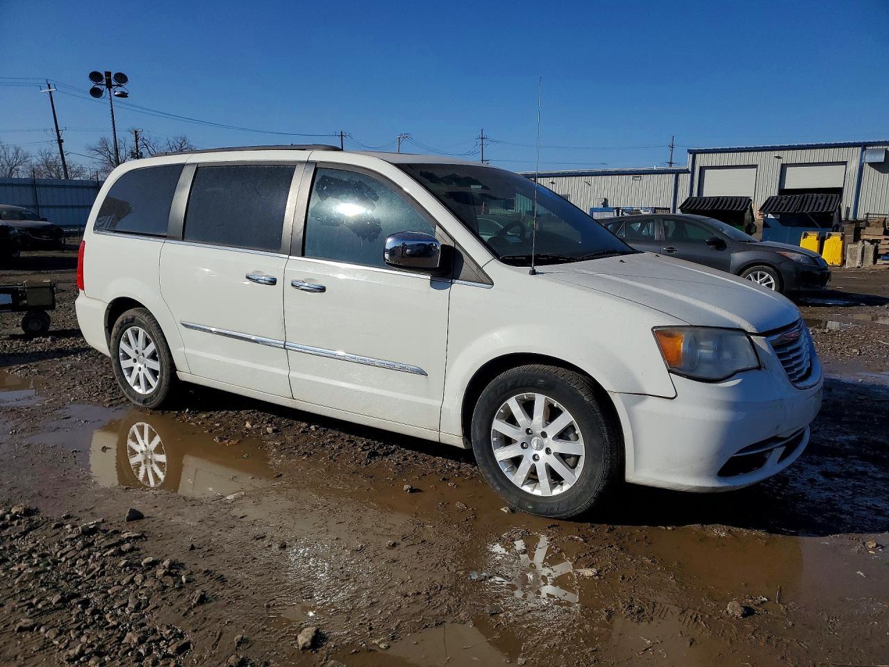 2012 Chrysler Town & Country Touring L - Фото 4