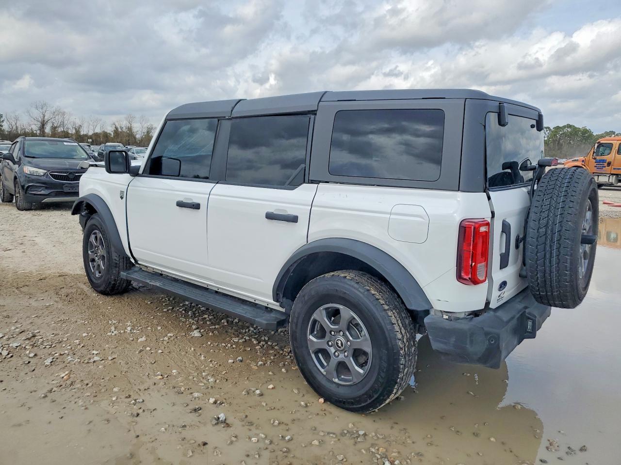 2024 Ford Bronco Big Bend - Image 2