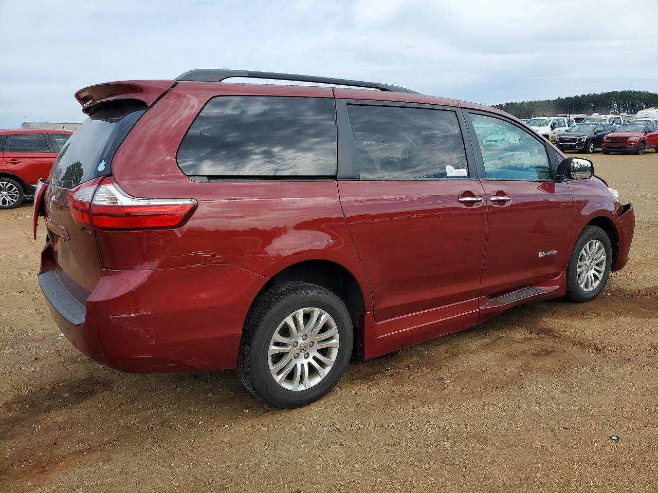 2016 Toyota Sienna Xle - Фото 3