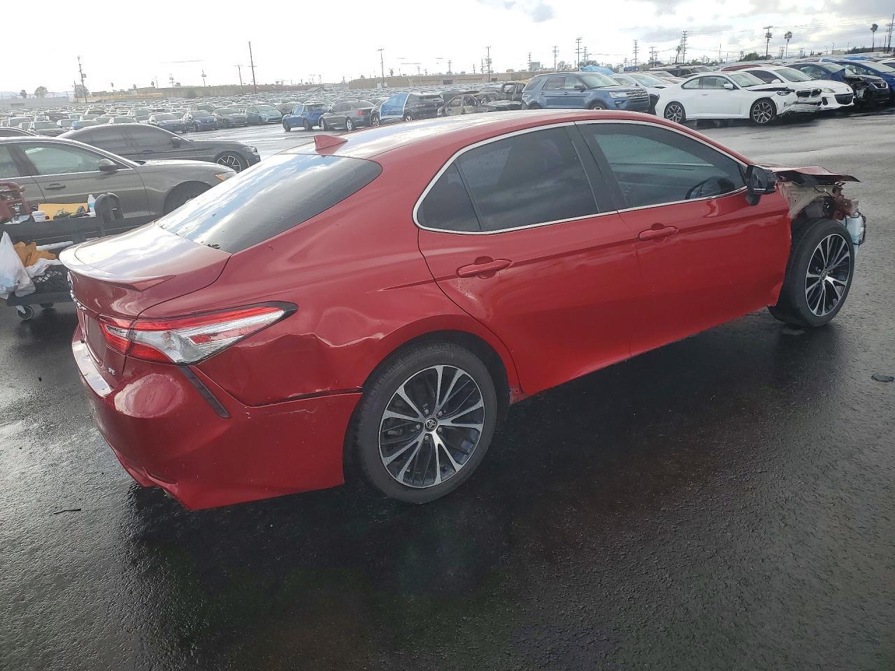 2020 Toyota Camry Se - Фото 3