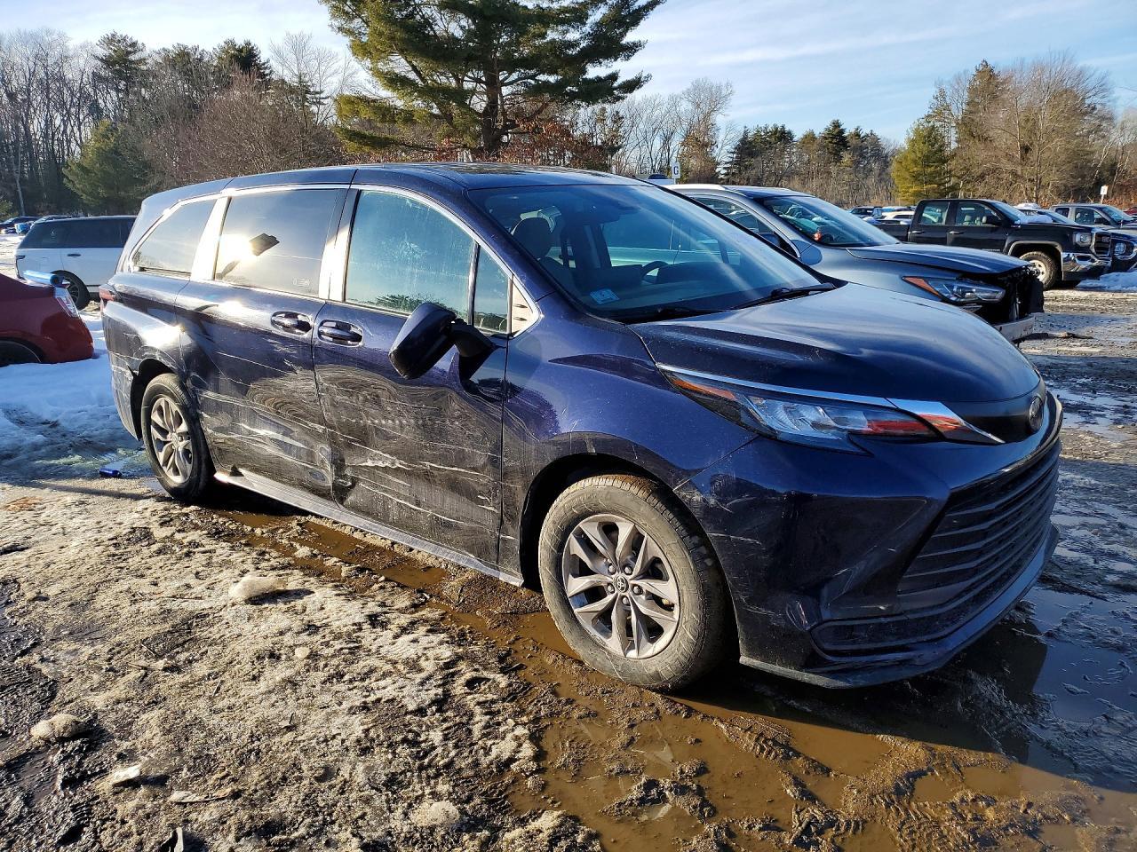 2022 Toyota Sienna Le 8-Passenger - Image 4