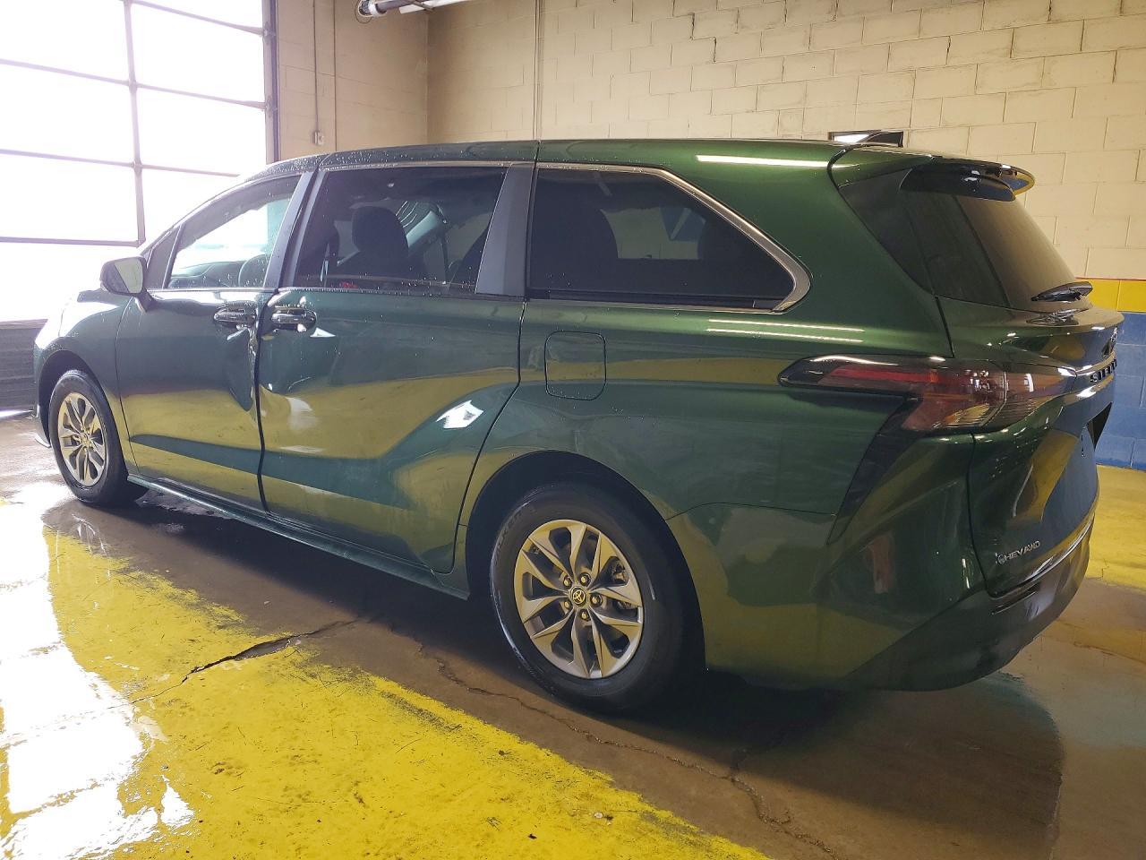 2025 Toyota Sienna Le 8-Passenger * Prior Fleet * - Фото 2