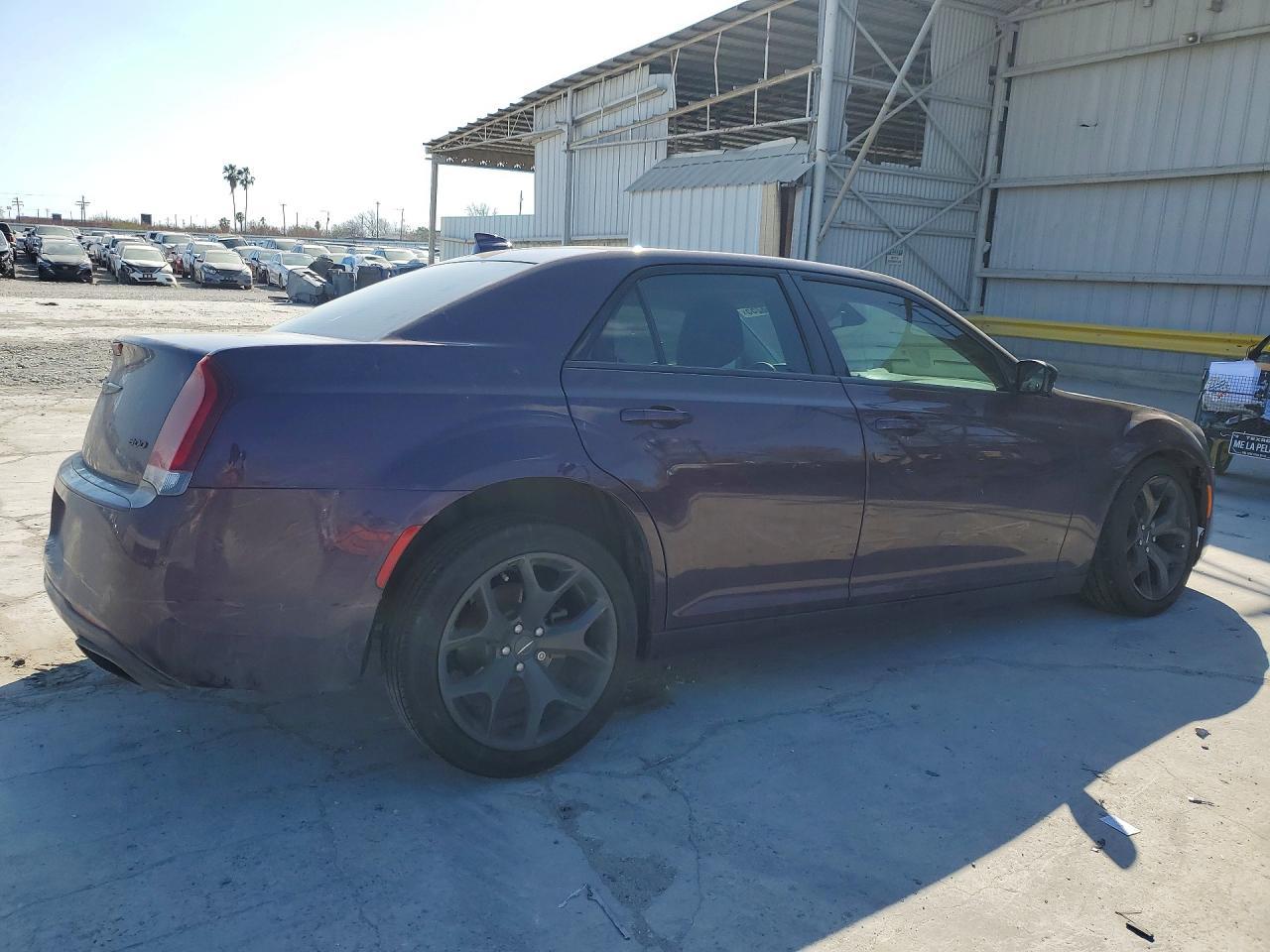 2020 Chrysler 300 Touring - Фото 3