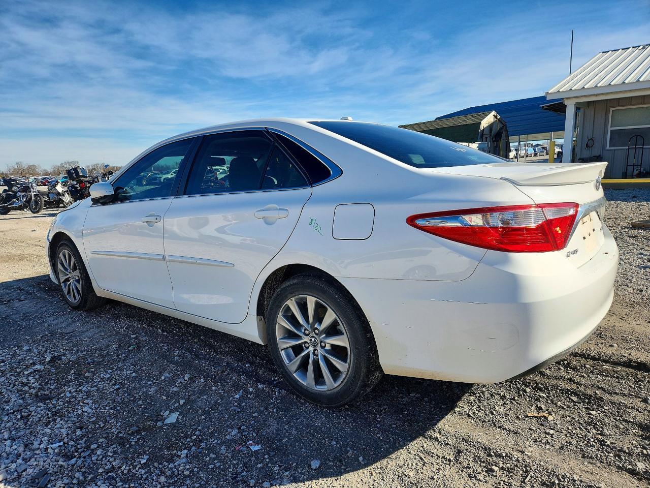 2015 Toyota Camry Le - Фото 2