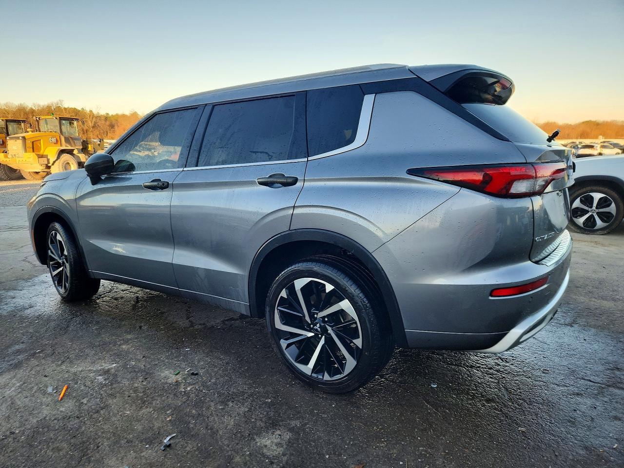 2022 Mitsubishi Outlander Sel - Image 2