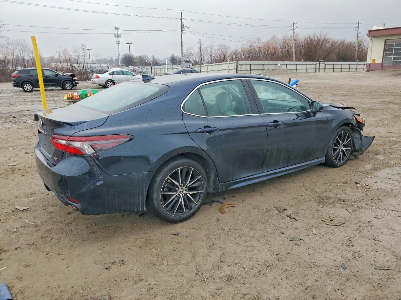 2021 Toyota Camry Se - Фото 3