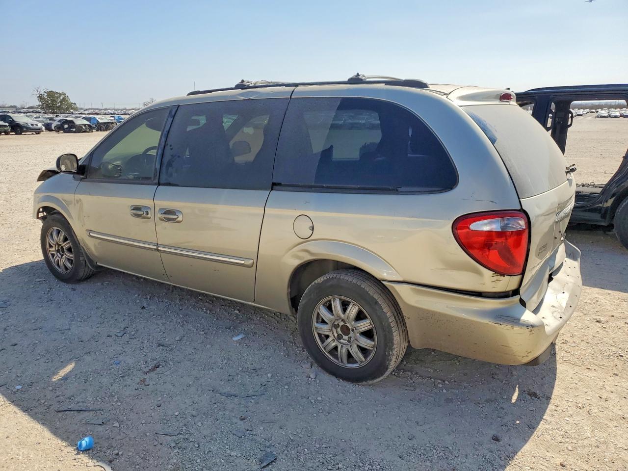 2005 Chrysler Town & Country Touring - Image 2