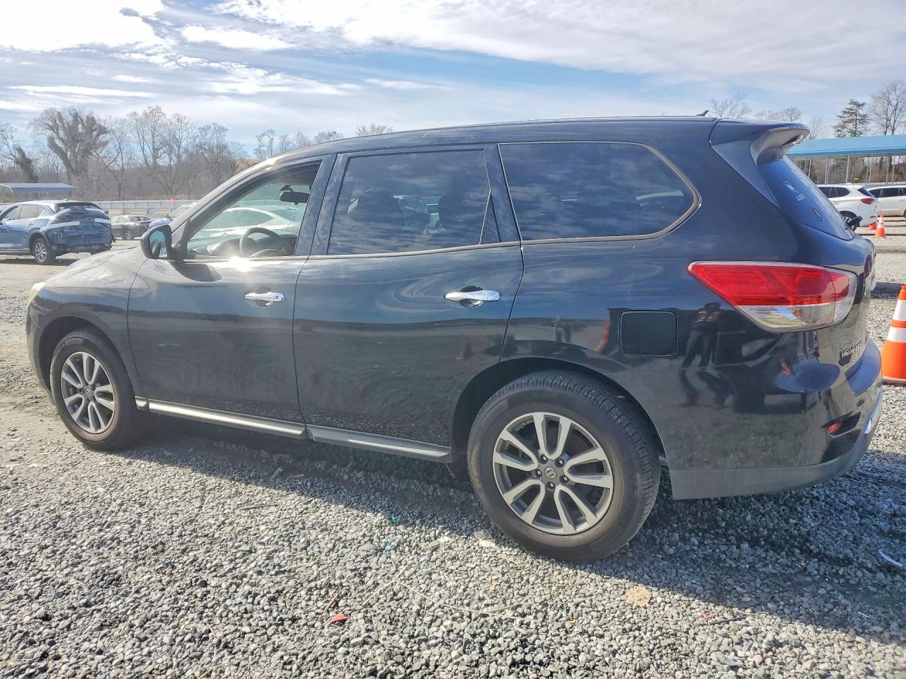 2013 Nissan Pathfinder S - Фото 2