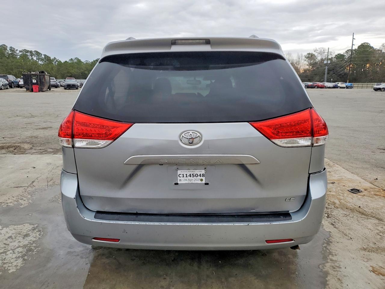 2011 Toyota Sienna Le 8-Passenger - Фото 6