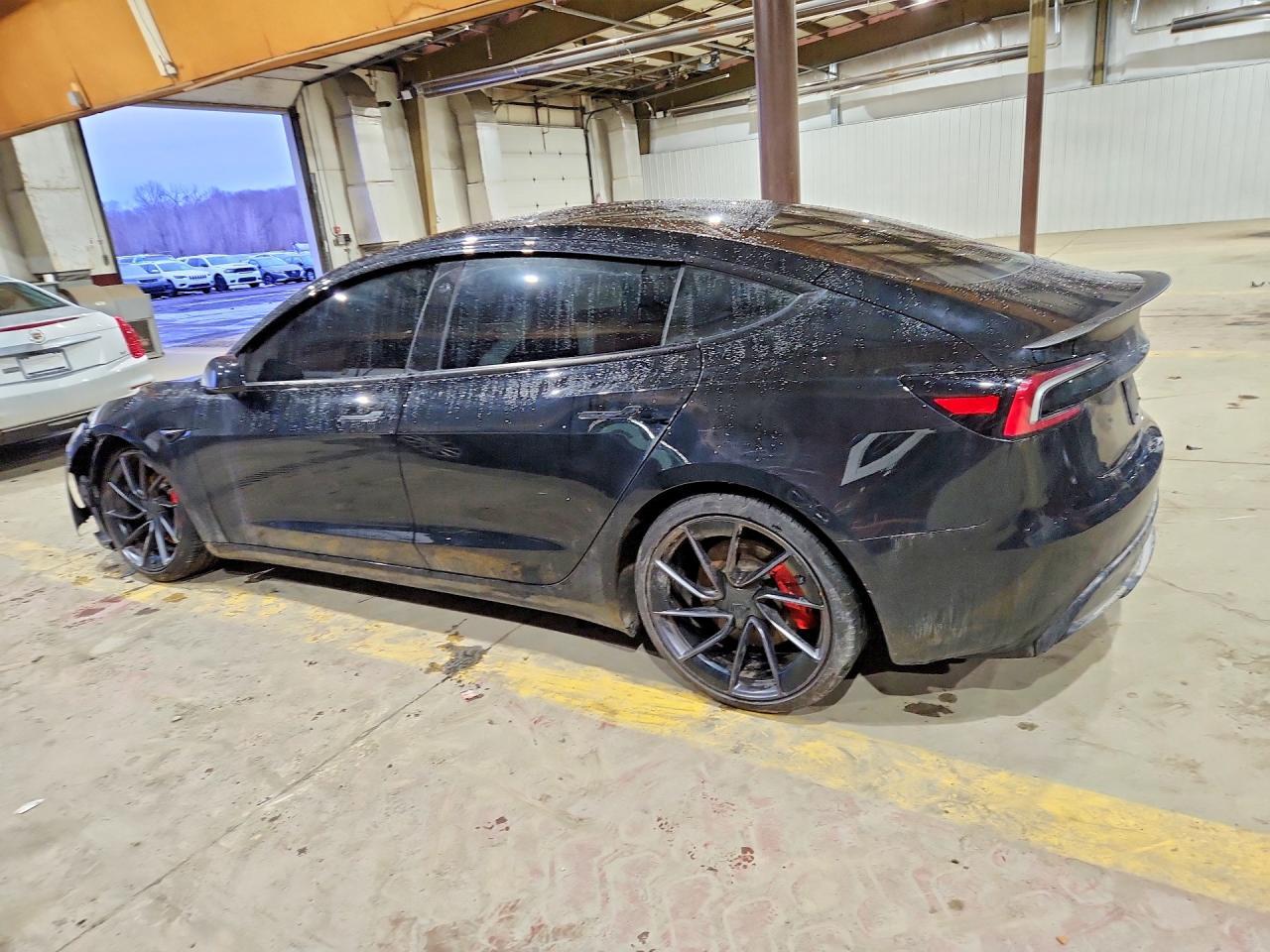 2025 Tesla Model 3 - Фото 2
