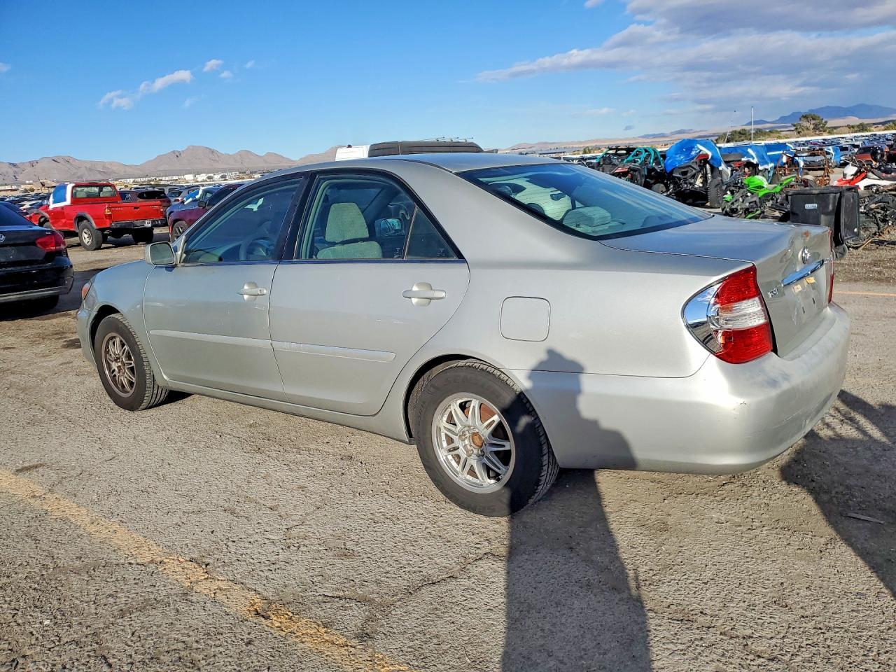 2002 Toyota Camry Le - Фото 2