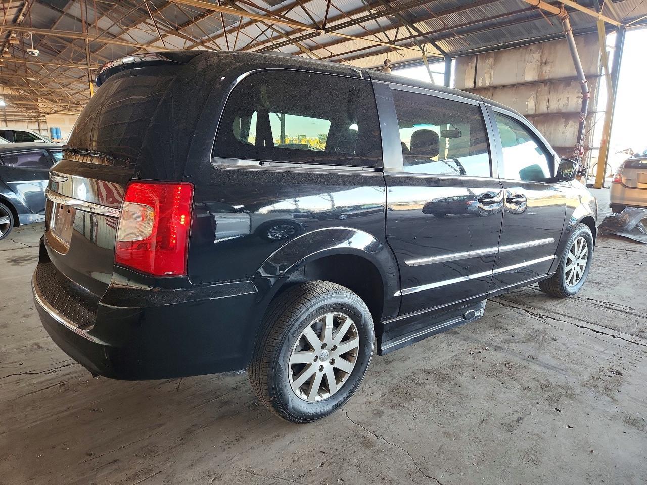 2016 Chrysler Town & Country Touring - Image 3
