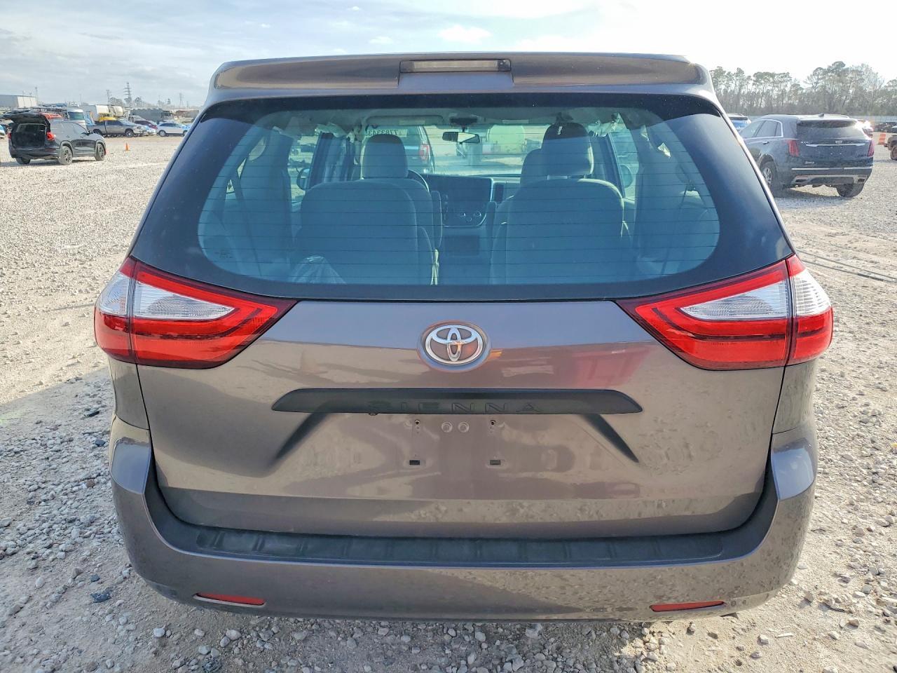 2017 Toyota Sienna L 7-Passenger - Фото 6
