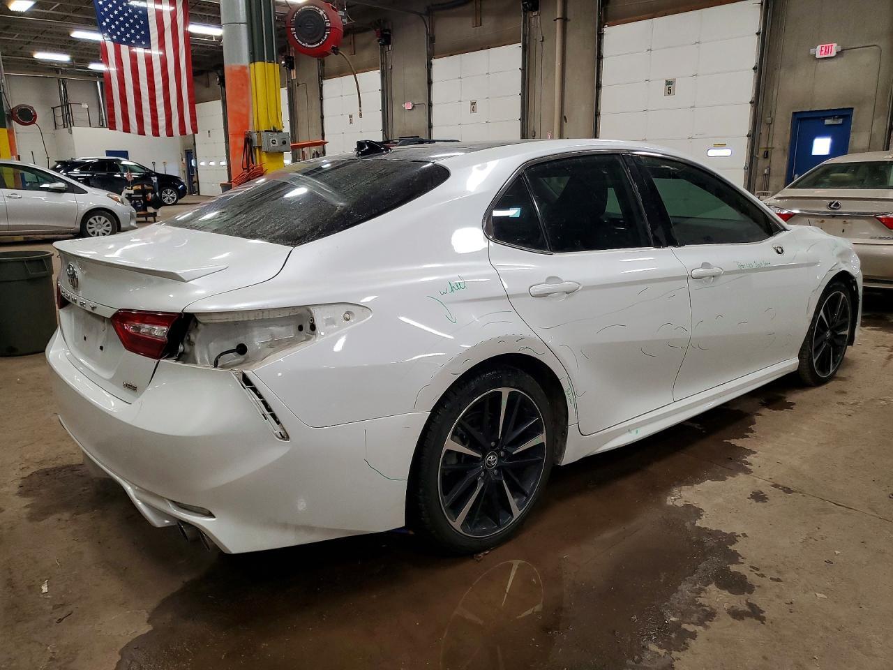 2020 Toyota Camry Xse - Фото 3