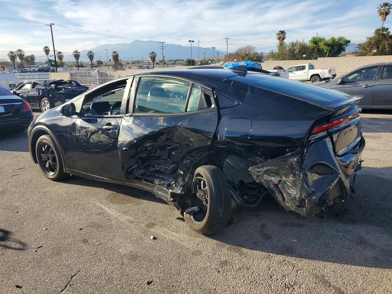 2025 Toyota Prius Le - Фото 2