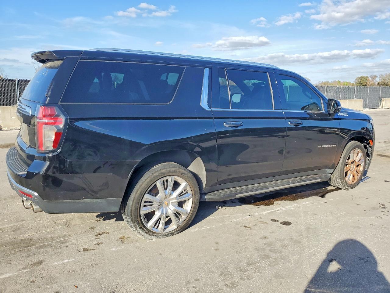2023 Chevrolet Suburban 6.2L V8 High Country - Фото 3