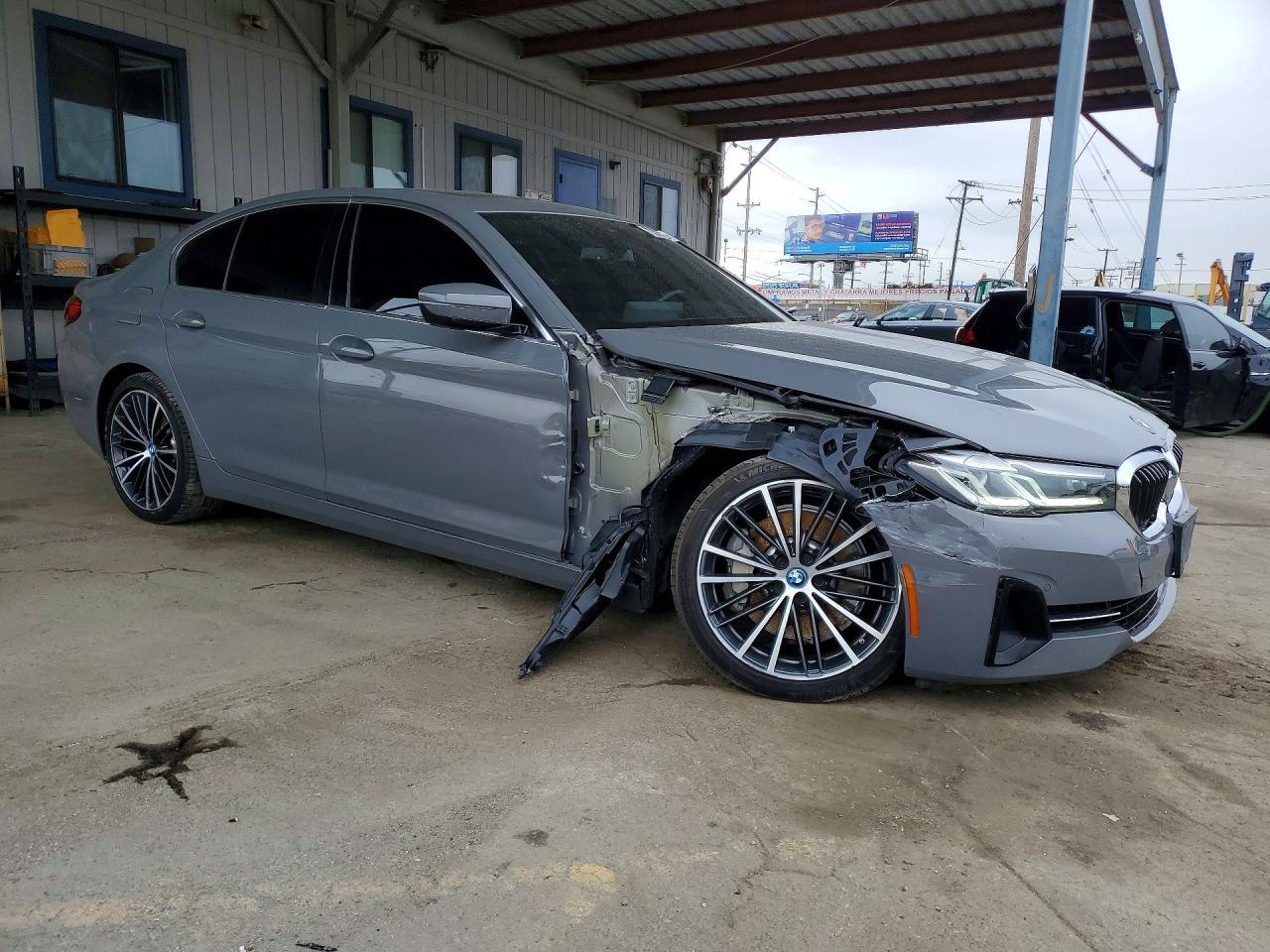 2022 BMW 530E - Image 4