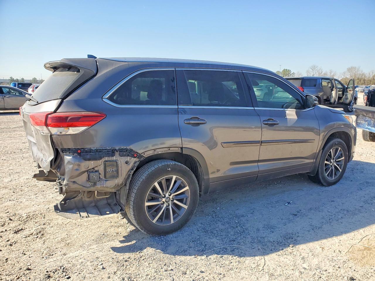 2018 Toyota Highlander - Image 3