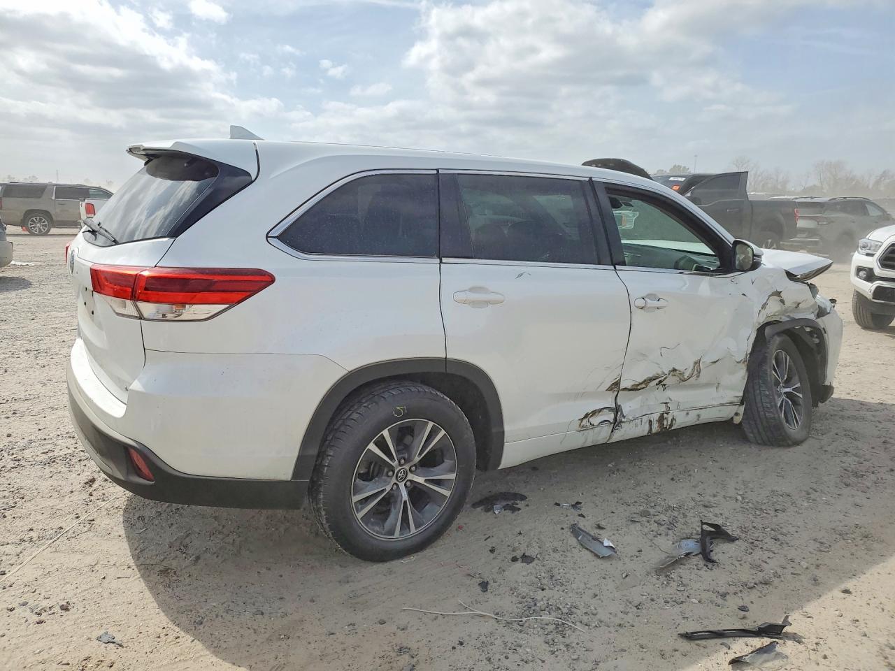 2017 Toyota Highlander Le Plus - Image 3
