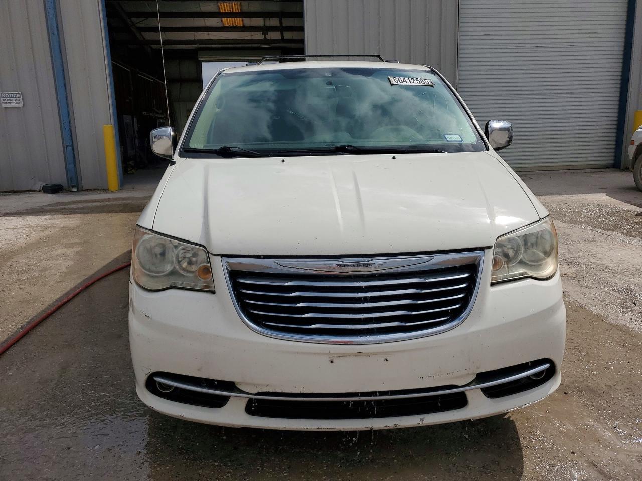2012 Chrysler Town & Country Touring L - Фото 5