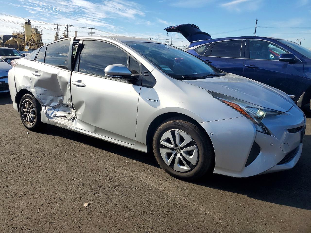 2018 Toyota Prius Three - Image 4