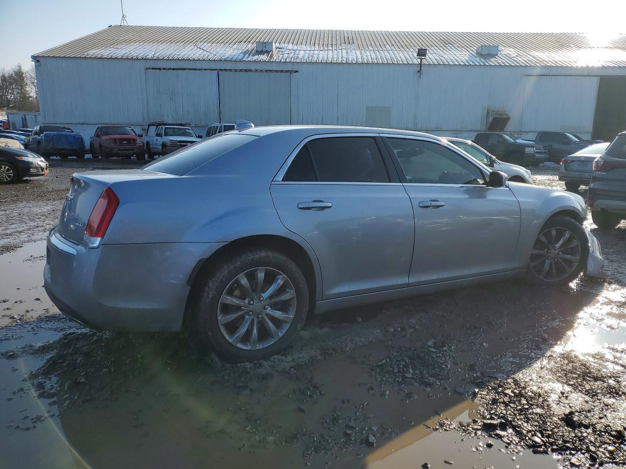2015 Chrysler 300 Limited - Фото 3