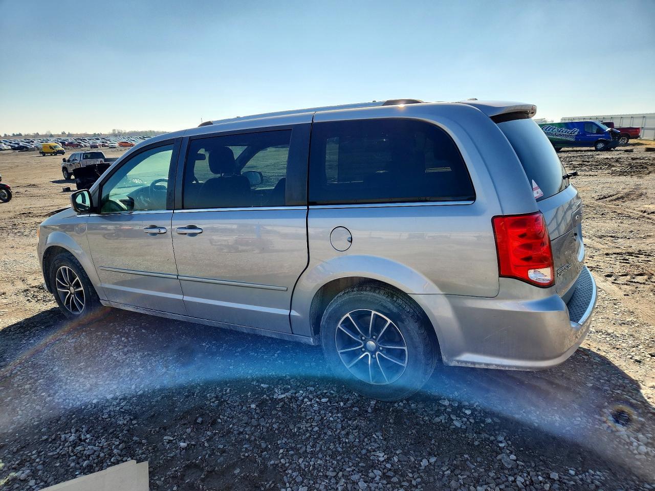 2017 Dodge Grand Caravan Sxt - Image 2