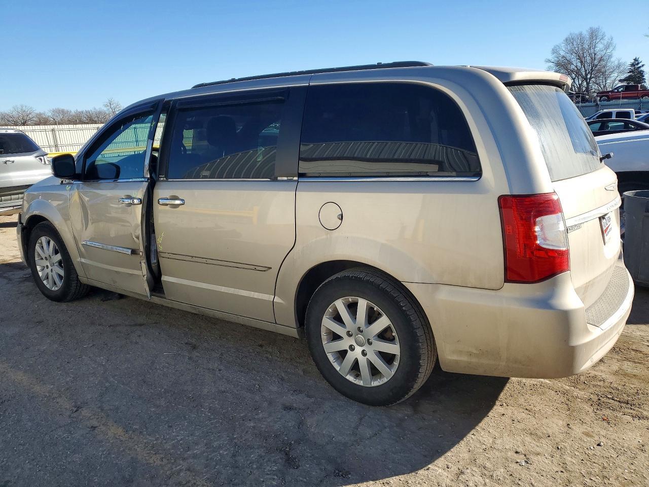 2012 Chrysler Town & Country Touring L - Фото 2