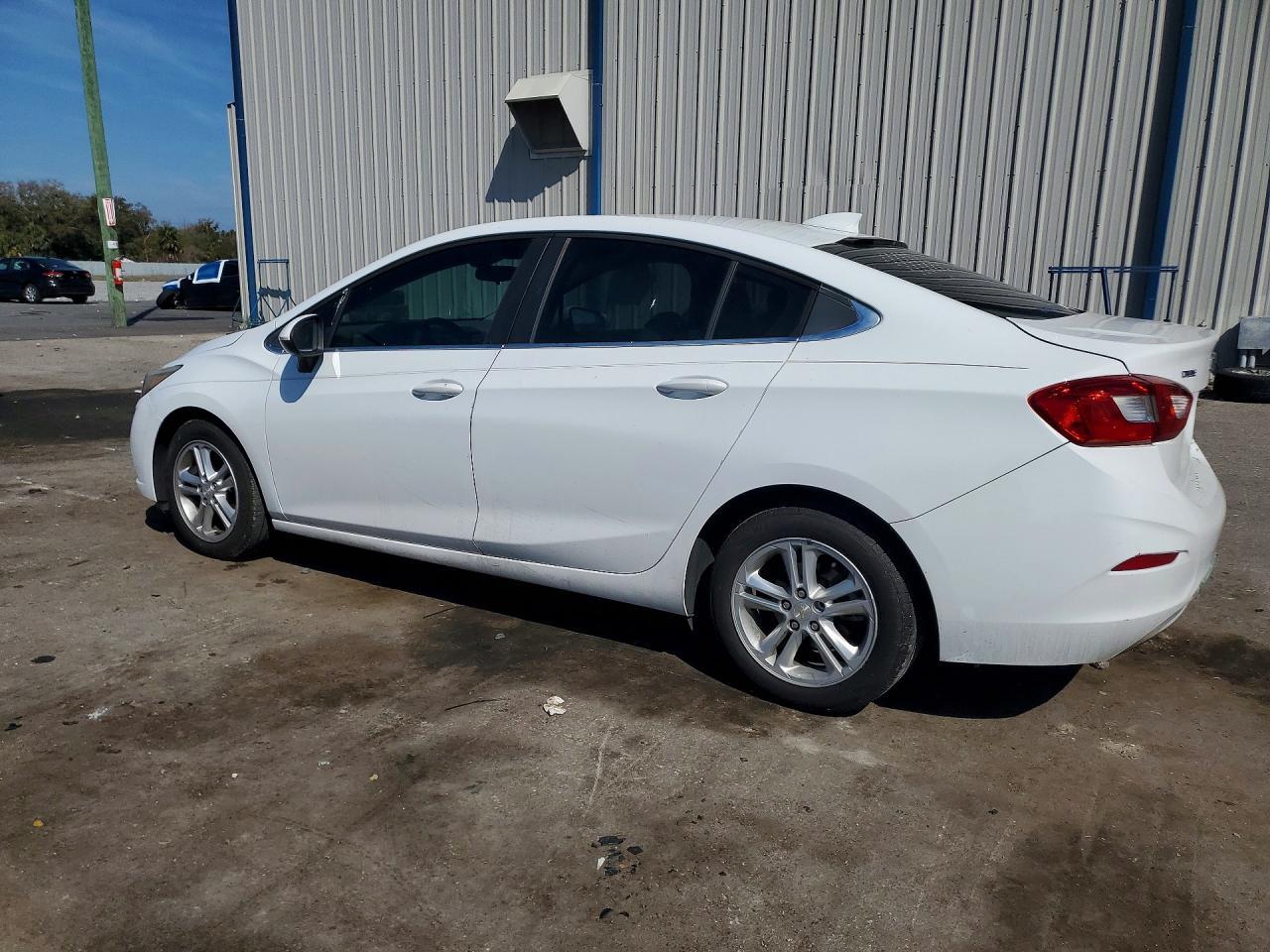2018 Chevrolet Cruze Lt - Image 2