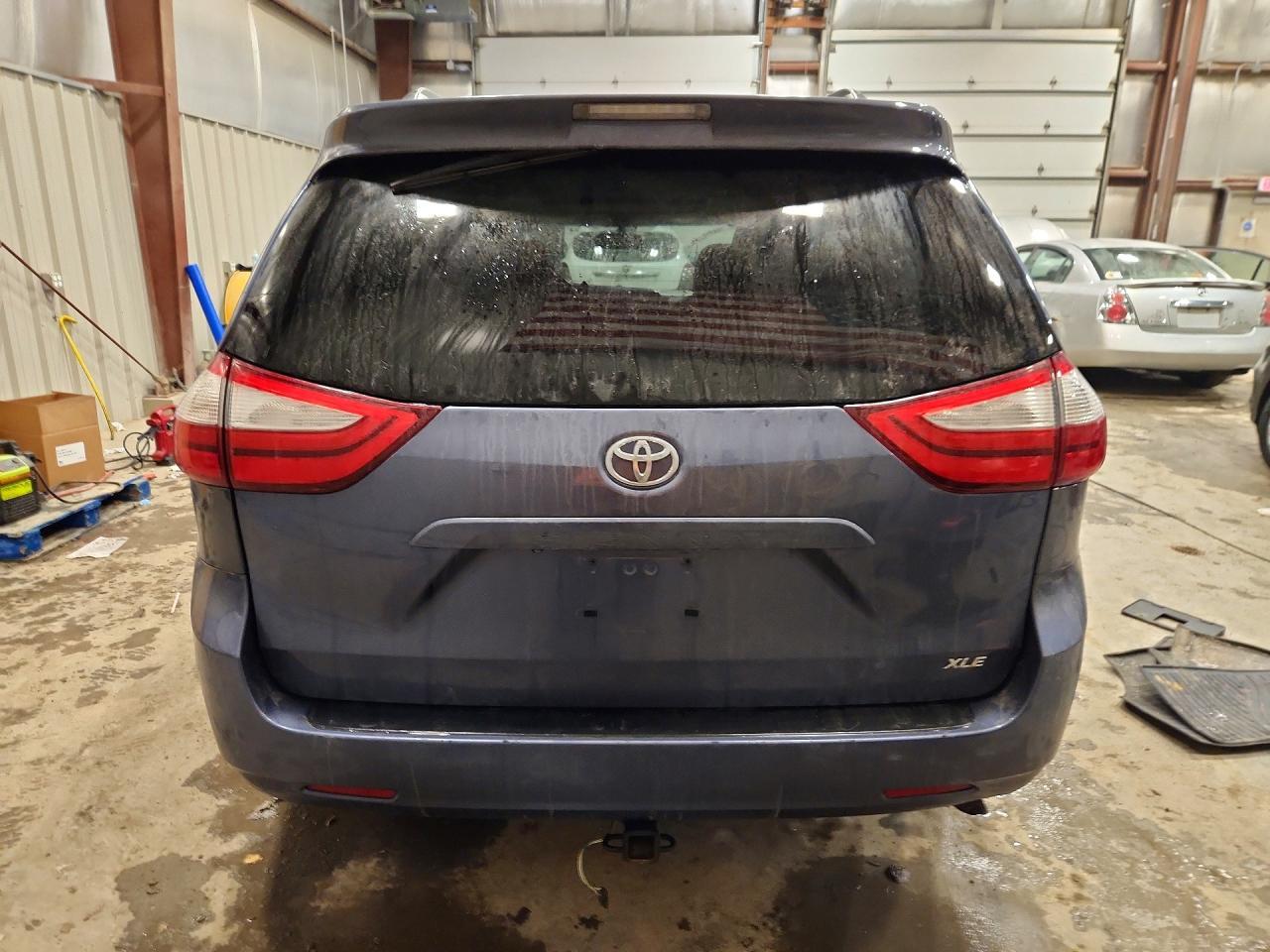 2015 Toyota Sienna Xle - Фото 6