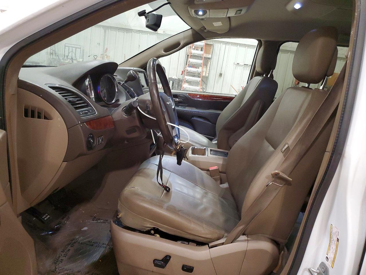2016 Chrysler Town & Country Touring - Image 7