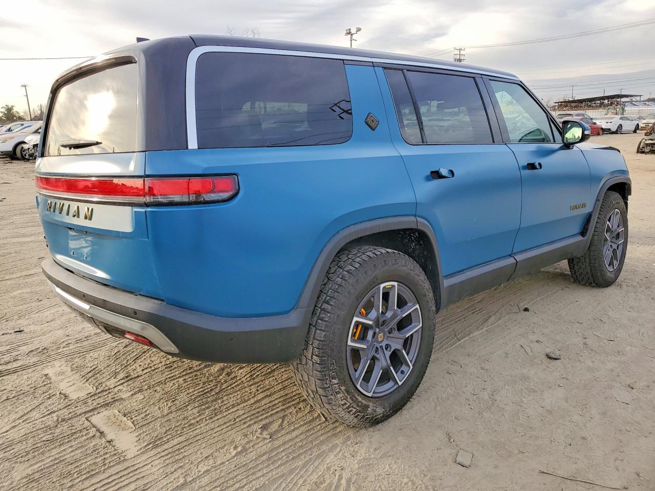 2023 Rivian R1S Adventure - Фото 3