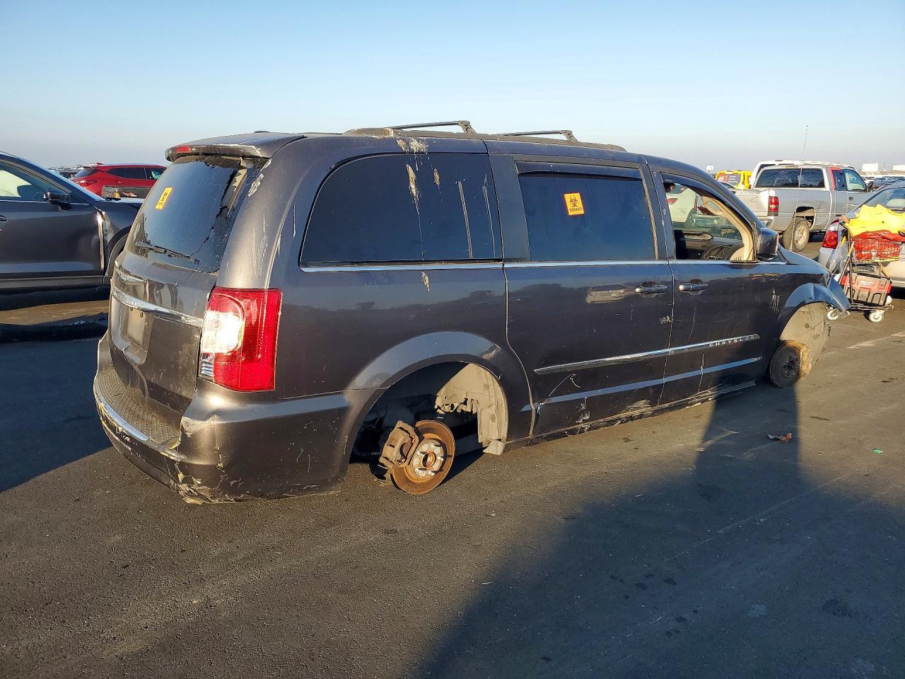 2015 Chrysler Town & Country Touring - Фото 3