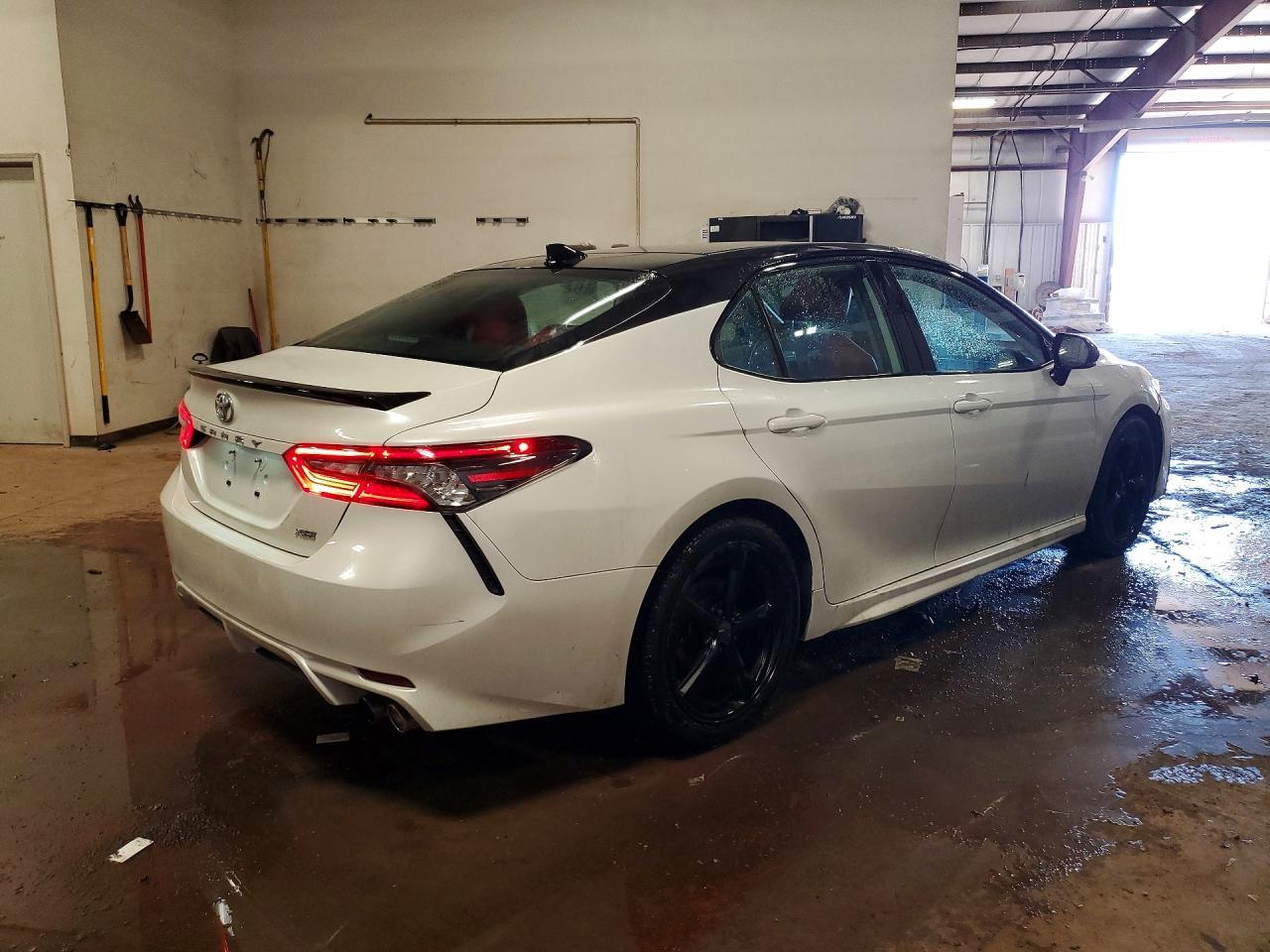 2021 Toyota Camry Xse - Фото 3