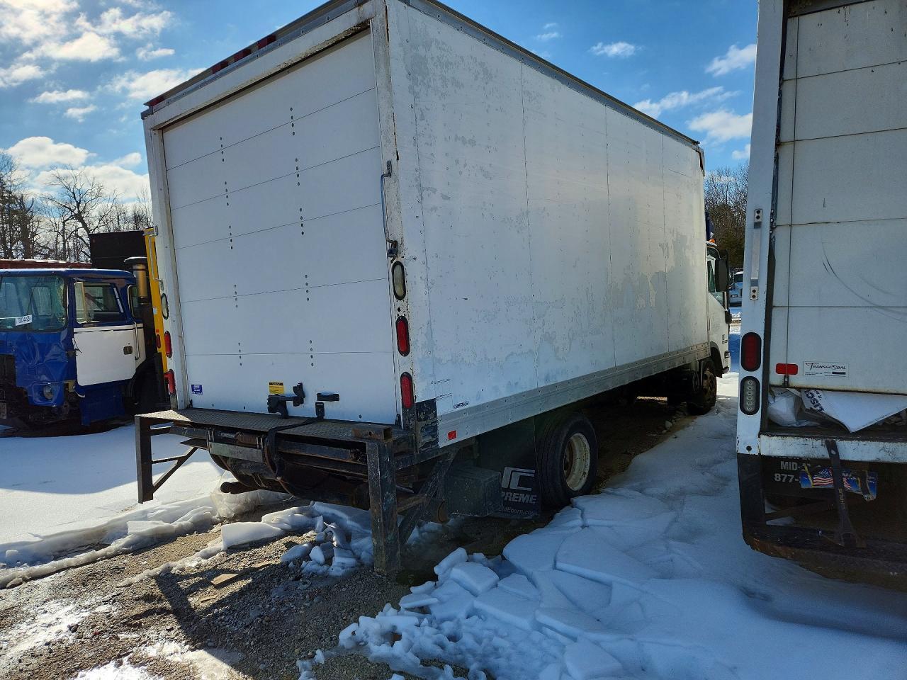 2011 Isuzu Npr Hd Box Truck - Фото 3