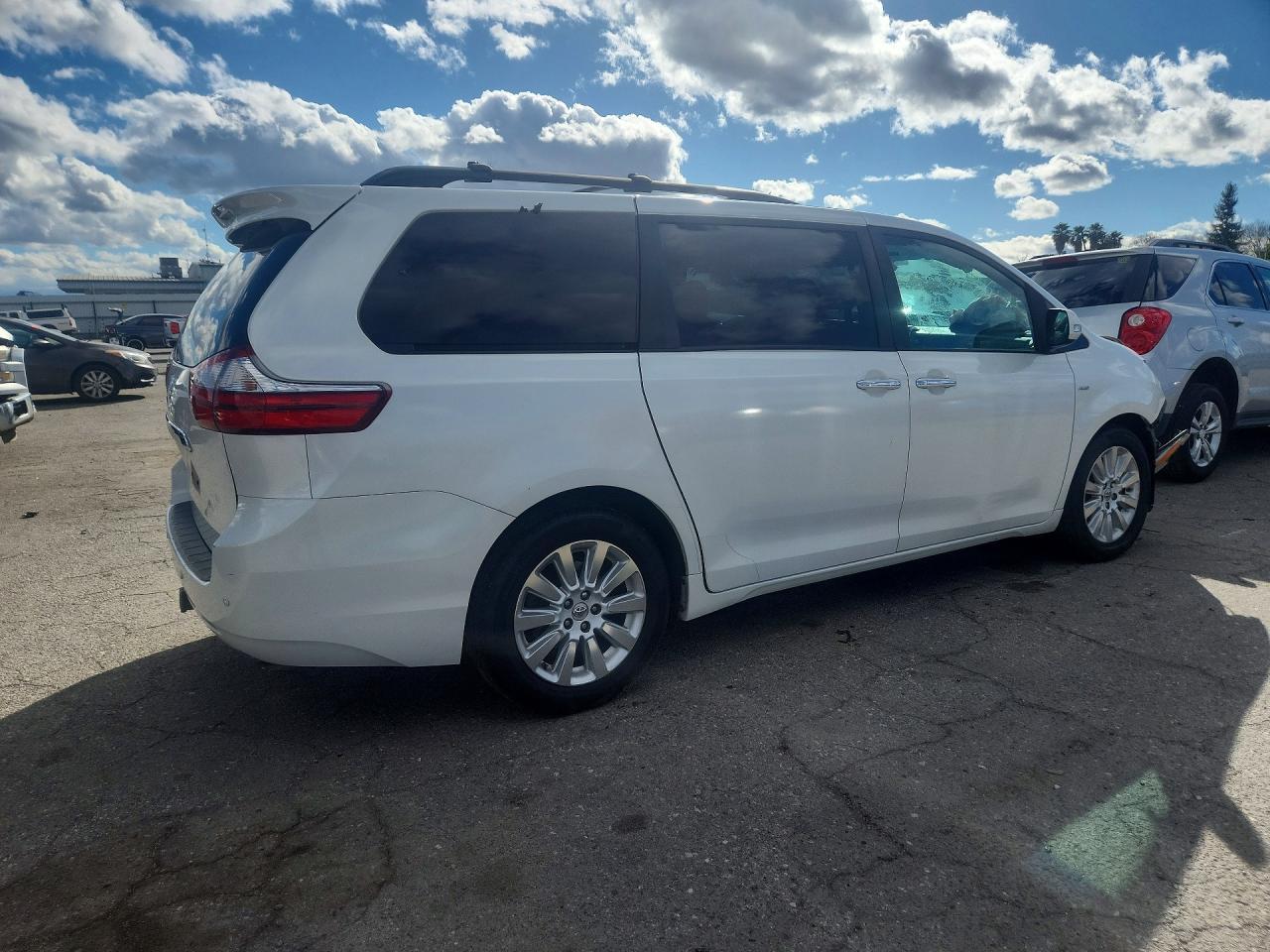 2016 Toyota Sienna Xle - Фото 3