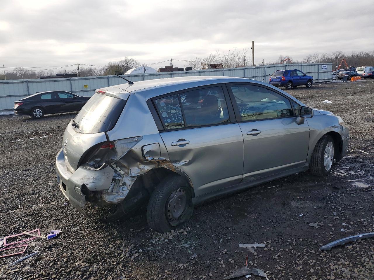 2011 Nissan Versa S - Фото 3