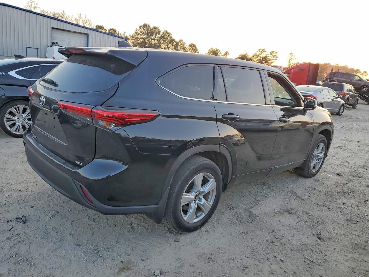 2021 Toyota Highlander L - Image 3