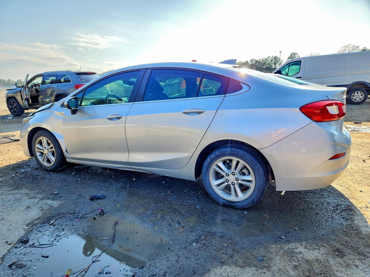 2017 Chevrolet Cruze Lt - Image 2
