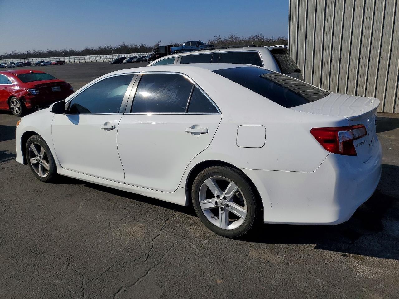 2014 Toyota Camry L - Фото 2