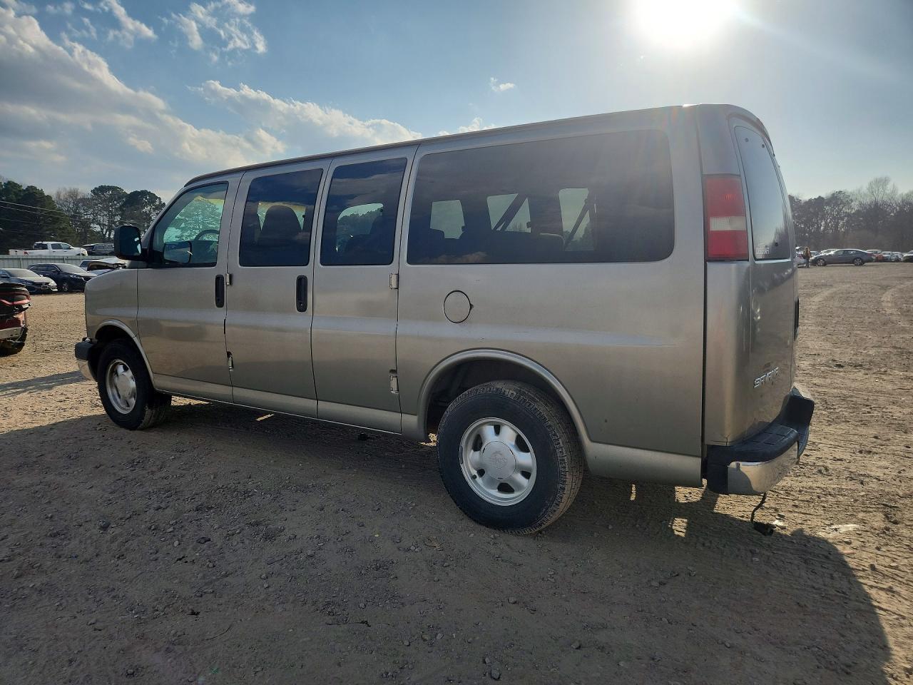 2004 GMC Savana G1500 - Image 2