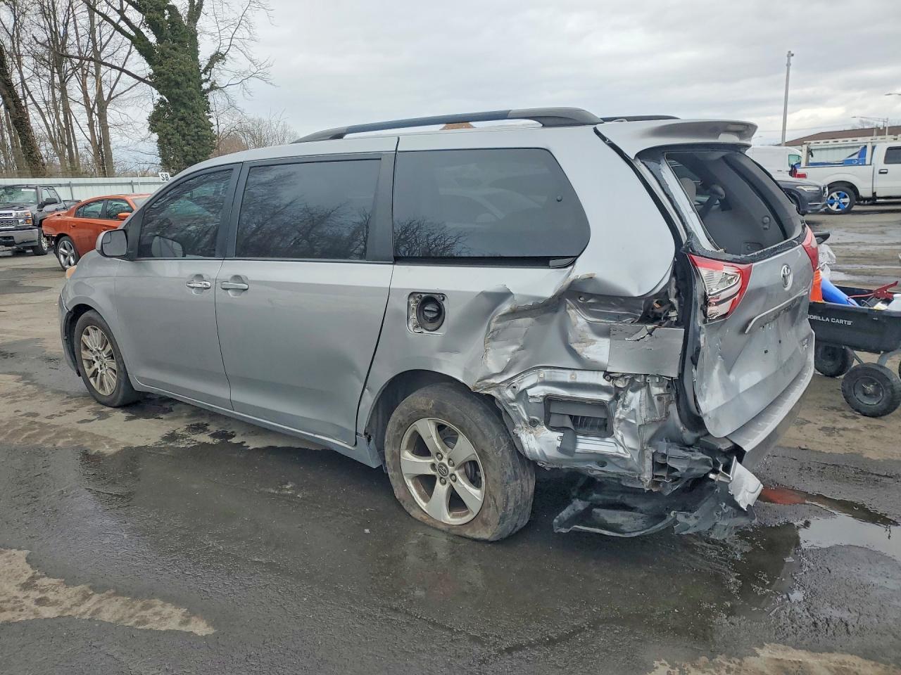 2015 Toyota Sienna Le - Image 2