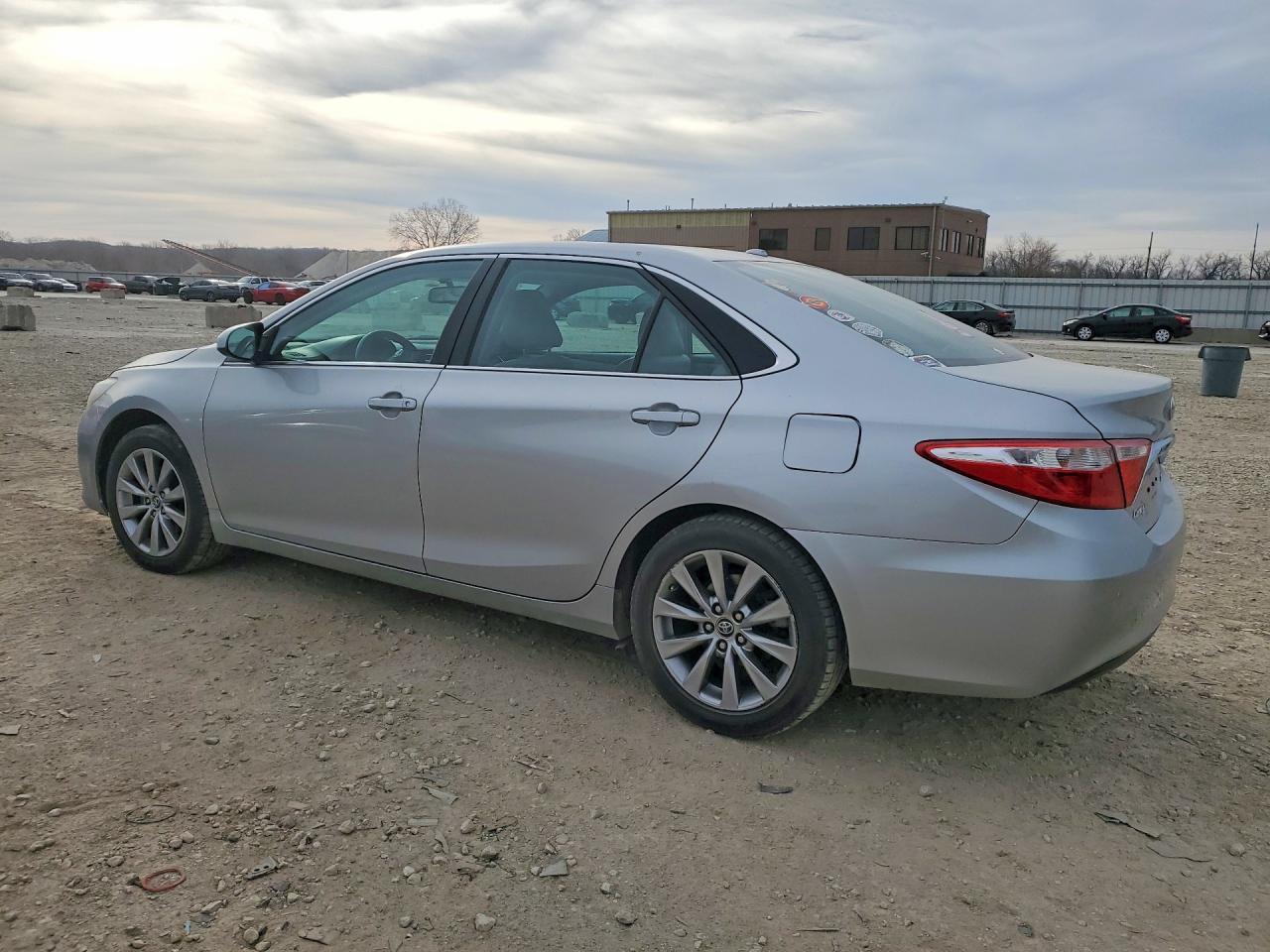 2016 Toyota Camry Xle - Фото 2