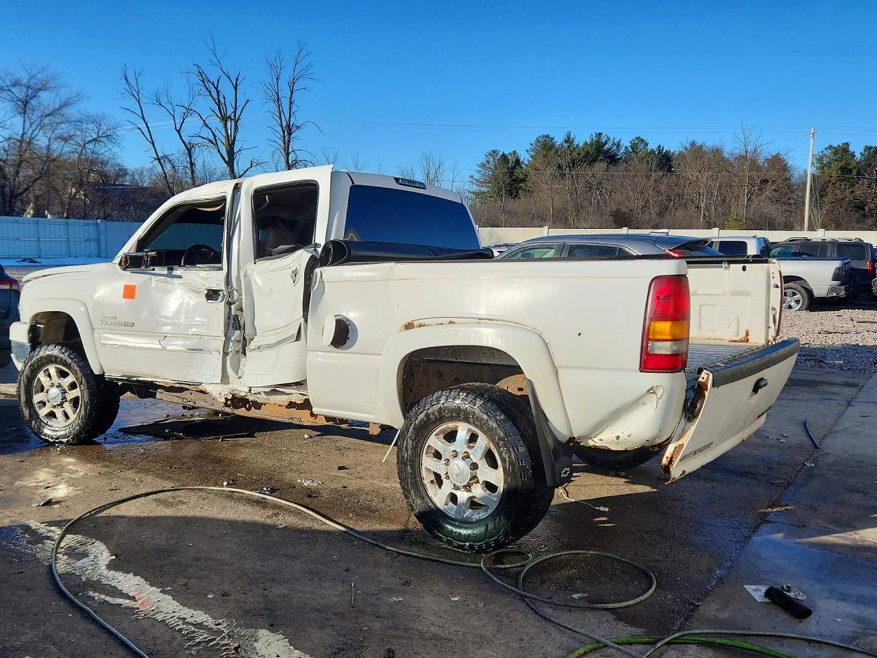 2004 Chevrolet Silverado C2500 Heavy Duty - Image 2