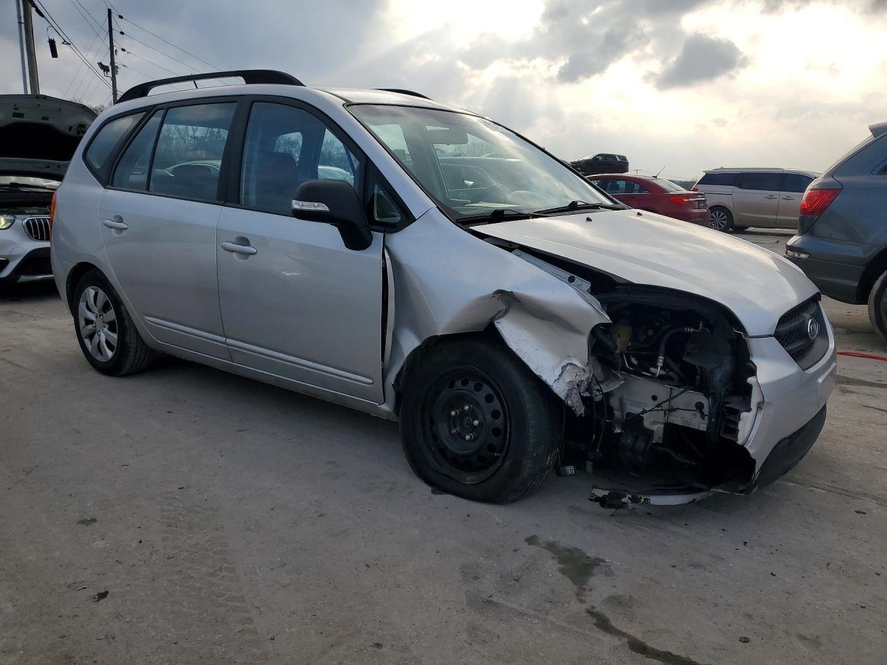 2010 Kia Rondo Base - Фото 4