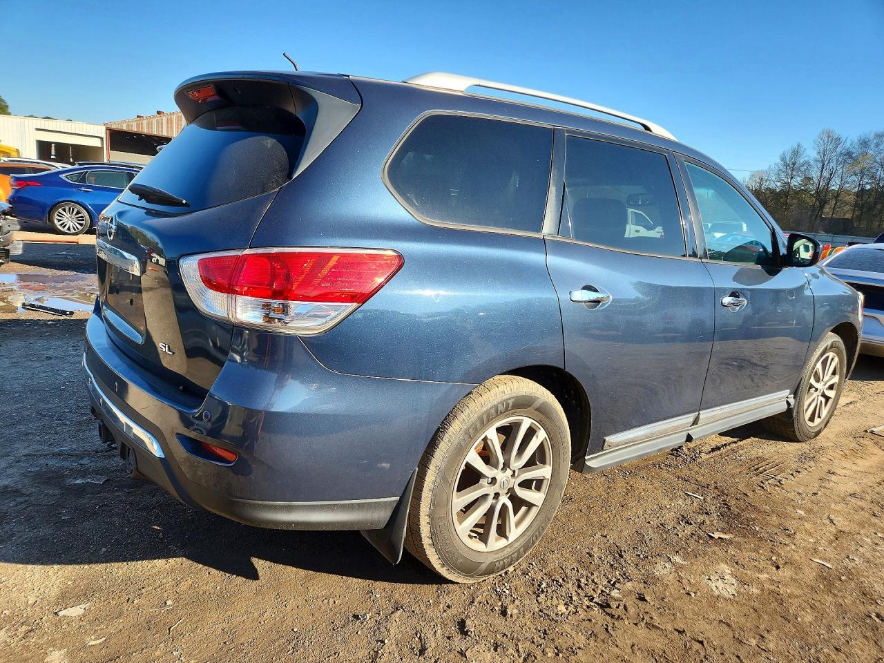 2014 Nissan Pathfinder S - Image 3