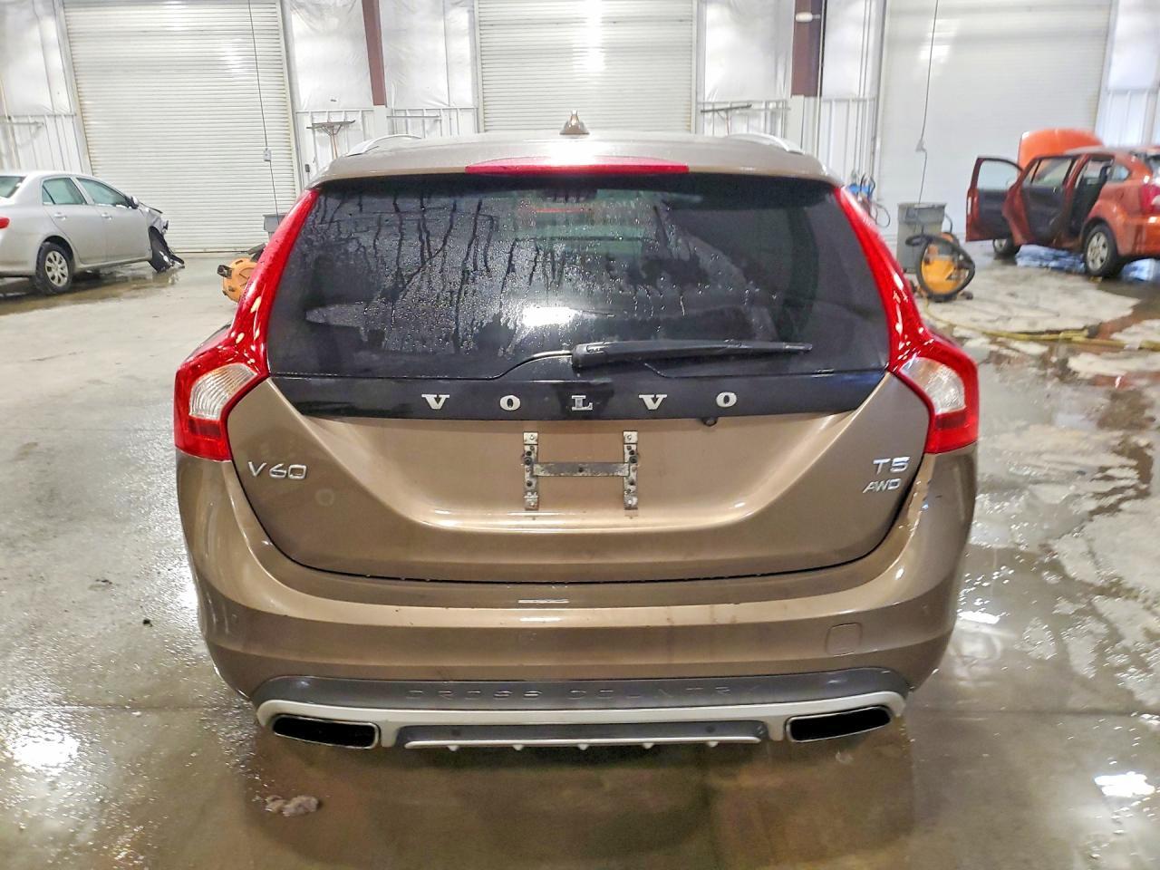 2016 Volvo V60 Cross Country Platinum - Image 6