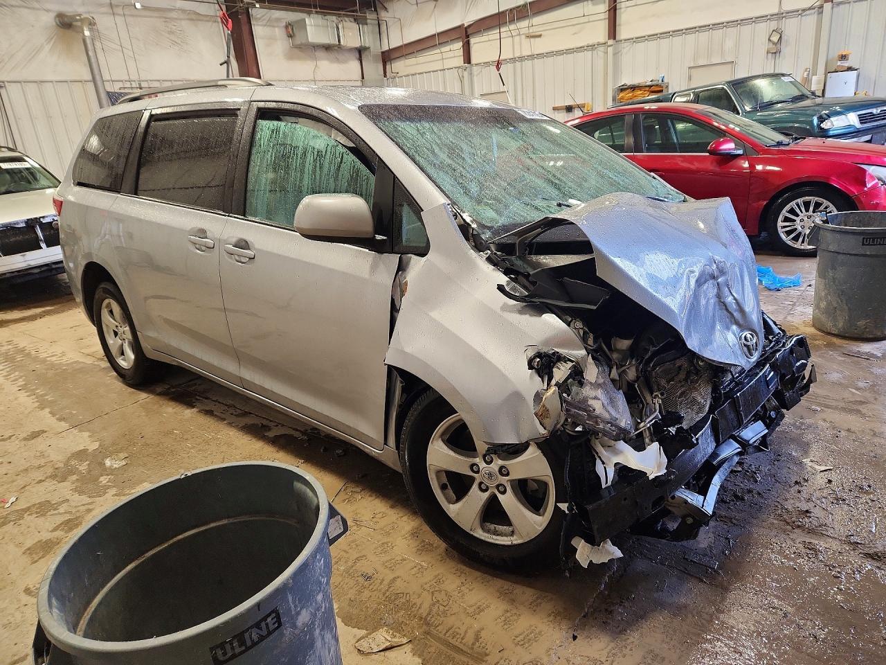 2015 Toyota Sienna Le 8-Passenger - Фото 4